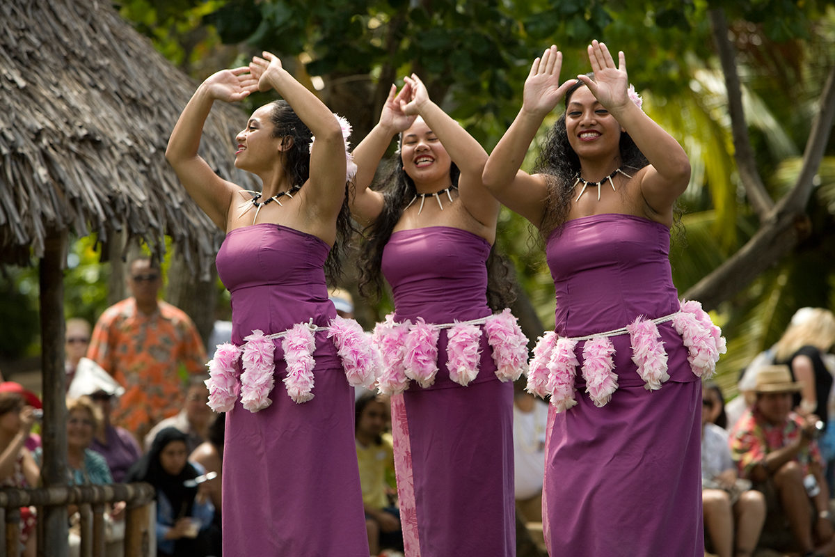 Традиционный танец девушек Американского Самоа